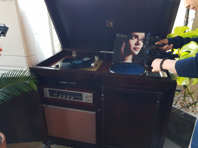 카페 산복도로370에 있는 전축. 턴테이블 두 개가 장착돼 있다.