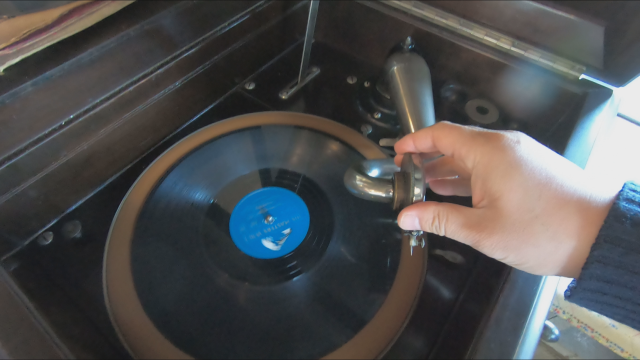 카페 산복도로370에 있는 축음기. 레버로 돌려 태엽을 감는 수동식이다.