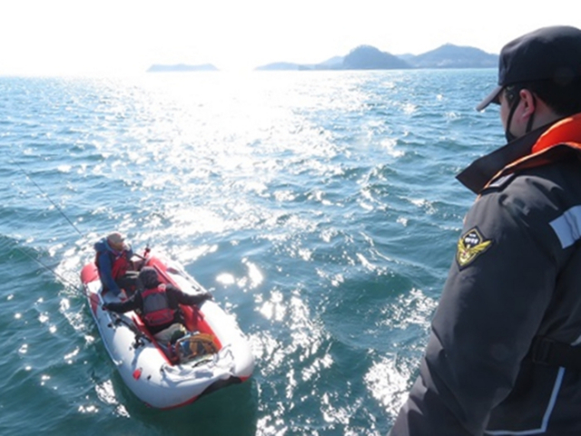 지난 9일 오후 2시께 남해군 미조면 미조도 동방 0.8마일 해상에서 낚시객 2명이 탄 고무보트가 엔진고장으로 표류하다 해경에 구조됐다. 통영해양경찰서 제공