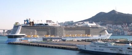 지난 9일 오후 부산항국제여객터미널 부두에 일본 시모노세키를 운항하는 여객선이 접안해 있고 크루즈 선석은 비어있다.-부산일보 DB-