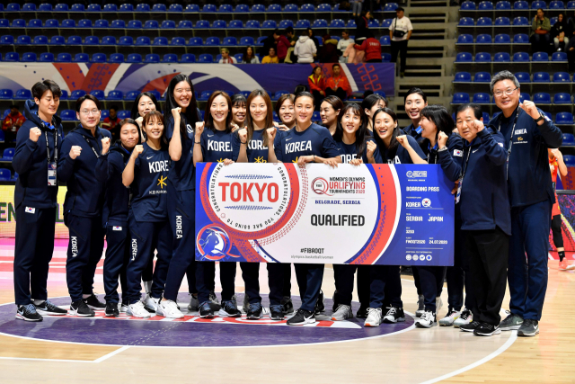 한국 여자농구 대표팀이 9일(한국시간) 도쿄올림픽 최종예선에서 조 3위로 올림픽 본선 진출에 성공한 후 기뻐하고 있다. AFP연합뉴스