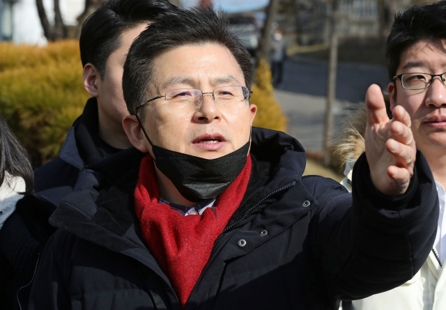 4·15 총선 서울 종로에 출마를 선언한 자유한국당 황교안 대표가 9일 오후 서울 종로구 정독도서관에서 취재진의 질문에 답하고 있다. 연합뉴스