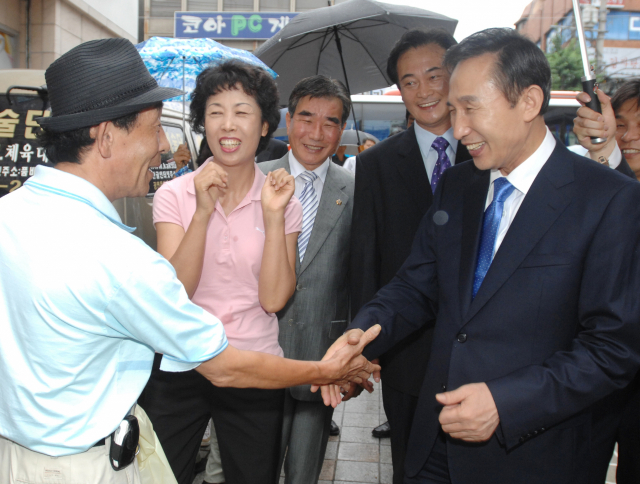 자유한국당 전신인 한나라당 당시 이명박 대선 경선 후보가 2007년 8월 6일 오후 마산시 오동동 문화의거리 재단장 축하 기념 식에 참석해 주민들과 악수를 나누고 있다. 부산일보DB