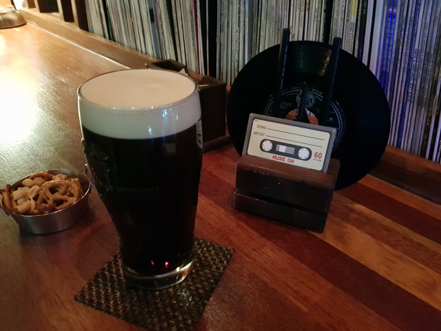 뮤즈온에서 맥주 등을 주문하면 음악을 신청할 수 있는 메모지도 함께 온다. 물론 LP레코드로 신청곡을 틀어준다.