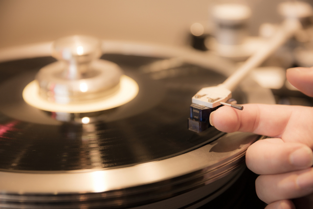 턴테이블 위에서 재생되는 LP판. 디지털 기술 등장으로 멸종할 것으로 예상됐지만, 끈질긴 명맥을 이어가고 있다.