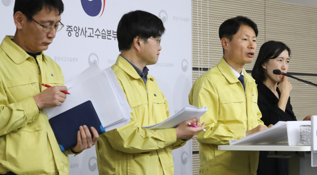 김강립 중앙사고수습본부 부본부장(보건복지부 차관)이 11일 오전 세종시 정부세종청사에서 신종 코로나바이러스 감염증 대응 중앙사고수습본부 상황점검회의 결과와 3차 우한 국민 이송 등에 대한 취재진의 질문에 답변하고 있다. 연합뉴스