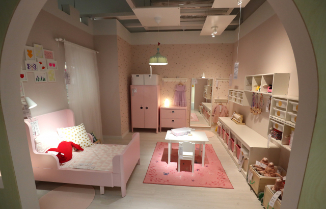 이케아 코리아가 오는 13일 서울·경기권 외 첫 매장이자 국내 네 번째 매장인 부산 기장군 이케아 동부점 공식오픈을 앞두고 11일 기자 간담회에서 첫 공개행사를 갖고 매장의 주요 특징과 향후 계획을 밝혔다. 3개 층의 쇼핑공간과 2개 층의 주차공간으로 구성된 동부산점은 3층 공간에서 다양한 컨셉으로 집 내부공간을 재현한 쇼룸과 레스토랑이 위치하고 2층에는 다양한 홈퍼니싱 악세사리 구입코너가 1층에는 쇼룸에서 본 가구를 직접 찾아 픽업할 수 있는 셀프서브구역, 계산대 그리고 가벼운 간식을 즐길수 있는 스웨덴 푸드마켓이 있다. 강선배 기자 ksun@