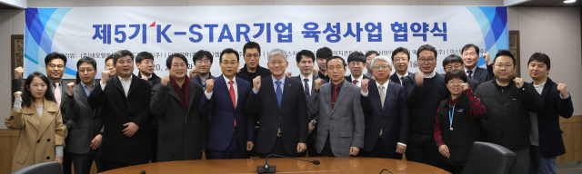 한국산업기술시험원(KTL)은 11일 진주 본원에서 ‘K-STAR기업 육성사업’의 2020년도(제5기) 지원대상 기업으로 선정된 유망 중소기업 10개사와 기술지원협약을 체결하고 맞춤형 기술지원에 착수했다. KTL 제공