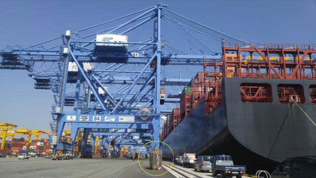 부산항에서 안전 관리를 가장 모범적으로 하는 신항 2부두(PNC)에는 크레인 바로 아래가 아닌 선석 사이 빈공간에서 콘 체결과 해체, 검수를 안전하게 할 수 있도록 피닝 스테이션(노란 원 내)이 설치돼 있다. 부산일보DB