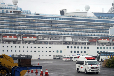 신종 코로나바이러스(코로나19) 감염자가 집단 발생한 크루즈선 '다이아몬드 프린세스'호가 일본 요코하마항의 크루즈 터미널에 정박하고 있는 가운데 16일 이 배의 감염자를 태운 것으로 추정되는 구급차가 터미널을 떠나고 있다. 연합뉴스