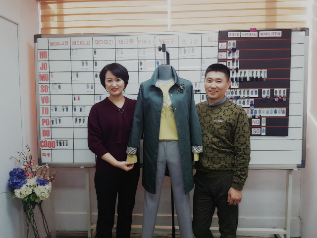 세아뜨 최선애(왼쪽)·이현호 공동대표가 지난 14일 부산 사상구 세아뜨 본사에서 제품 특징을 설명하고 있다. 세아뜨 제공