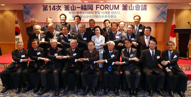 제14차 부산-후쿠오카포럼 15일 오후 부산 롯데호텔에서 '부산-후쿠오카에서 한·일 미래를 만든다'를 주제로 열렸다. 오거돈 부산시장 등 양국 참석자들이 기념촬영을 하고 있다. 정대현 기자 jhyun@