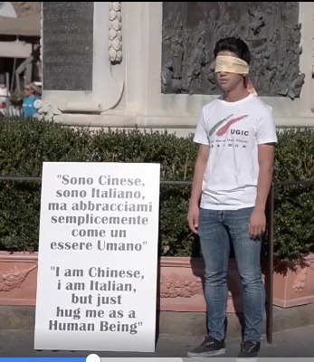 1인 시위를 벌이고 있는 중국계 교포인 마시밀리아노 마르틸리 장. UGIC 페이스북