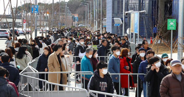 부산 기장군 이케아 동부산점 개점 후 첫 휴일인 16일 오후 많은 시민이 이케아 매장을 둘러보기 위해 길게 줄을 서 있다. 정종회 기자 jjh@
