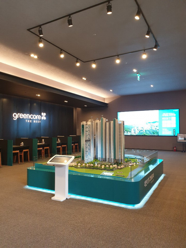 지난 14일 시작하려던 분양을 오는 21일로 미룬 부산 남구 대연동 대연삼정그린코아더베스트아파트 모델하우스. 삼정건설 제공