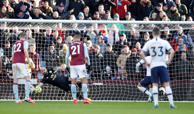 손흥민 페널티킥 1차 선방해내는 레이나 골키퍼. 로이터연합뉴스.