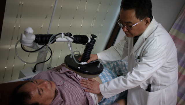 열에 약한 암세포를 고주파를 이용해 선택적으로 제거하는 고주파 온열 치료는 부작용이 없어 항암치료, 방사선치료와 병행할 수 있다. 참병원 제공