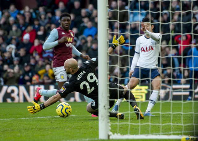 손흥민(오른쪽)이 17일(한국시간) 영국 버밍엄의 빌라 파크에서 열린 EPL 애스턴 빌라와의 경기에서 후반 종료 직전 팀의 3-2 승리를 확정짓는 극적인 결승골을 터뜨리고 있다. EPA연합뉴스