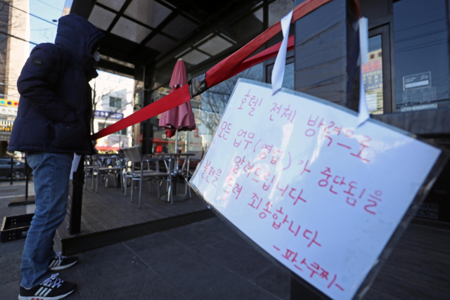 대구에서 신종 코로나바이러스 감염증(코로나19) 31번째 확진자가 나온 18일 확진자가 다녀간 것으로 알려진 대구시 동구의 퀸벨호텔에 영업 중단을 알리는 안내문이 붙어 있다. 연합뉴스.