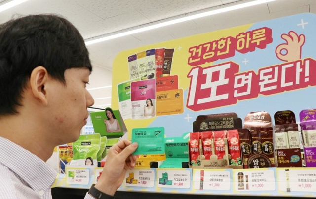 편의점 CU를 찾은 고객들이 진열된 건강기능식품과 마스크를 살펴보고 있다. 2015년 메르스 사태 때보다 건강 관련 제품의 판매가 대체로 늘었다. CU 제공