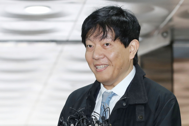 '여객자동차 운수사업법 혐의'로 기소된 이재웅 쏘카 대표가 19일 오전 서울 서초구 서울중앙지법에서 열린 1심 선고 공판에 출석하기 전 취재진의 질문에 답하고 있다. 연합뉴스.