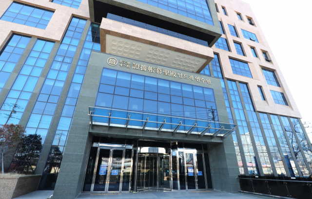 대구에서 발생한 신종 코로나 바이러스 감염증(코로나19) 환자 중 7명이 신천지예수교회 대구교회 신자들인 것으로 밝혀진 가운데 19일 오후 부산 동구 신천지예수교회 안드레 연수원 건물에 출입금지 문구가 붙어있다. 강선배 기자 ksun@