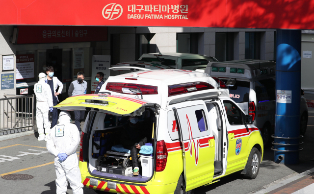 대구에서 신종 코로나바이러스 감염증(코로나19) 확진자가 다수 나온 19일 오후 대구시 동구 파티마 병원에 긴급 이송된 코로나19 의심 환자가 도착하고 있다. 연합뉴스