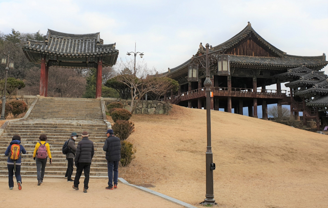 밀양을 대표하는 명소인 영남루 전경.