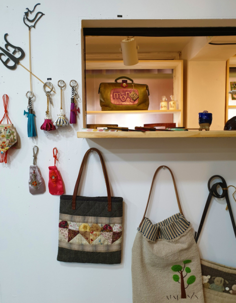 미리미동국 공방에서 만든 여러 공예품.