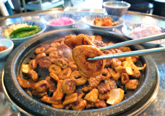 안락동 서원시장 ‘순이네곱창’의 대표 메뉴인 솔잎양념곱창구이가 맛있게 익어가고 있다.