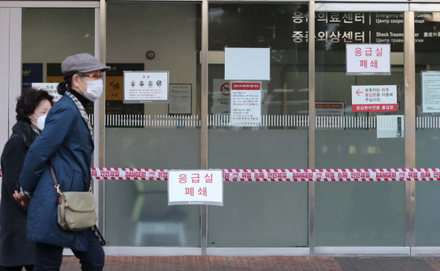 부산 해운대구 해운대백병원 응급실이 19일 임시 폐쇄됐다. 이날 병원을 찾은 40대 여성 환자에게 바이러스 폐렴 증상이 나타났고, 이에 병원은 응급실을 폐쇄하고 여성을 격리한 이후 신종 코로나바이러스 감염증(코로나19) 검사를 진행했다. 강선배 기자 ksun@