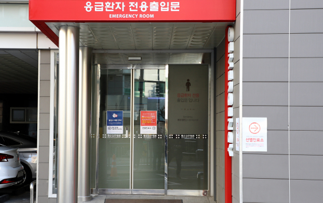 20일 오후 부산 수영구 좋은강안병원 응급실이 코로나19 의심 환자 내원으로 잠정폐쇄돼 응급실 출입문이 굳게 닫혀 있다. 정종회 기자 jjh@