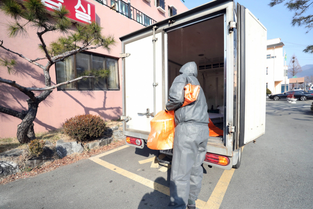 신종 코로나바이러스 감염증(코로나19) 확진자가 나와 폐쇄된 경북 청도군 대남병원에서 19일 코로나19 확진자가 사용한 물품 등이 수거돼 나오고 있다. 연합뉴스