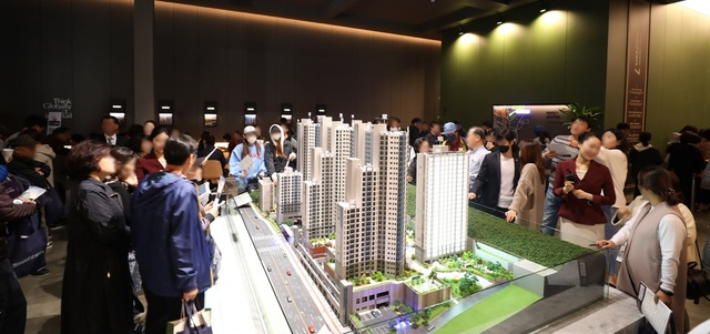 사진은 2019년 11월에 1순위 청약을 받은 부산 해운대구 반여1-1구역 재개발사업으로 추진 중인 센텀 KCC스위첸 견본주택 모습. 부산일보DB