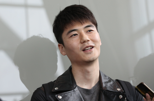 K리그 복귀 무산 이후 스페인 1부리그 행을 앞두고 있는 기성용이 21일 오전 인천국제공항을 통해 스페인으로 출국하기에 앞서 K리그 복귀 협상과 관련한 취재진의 질문에 답하던 중 쓴웃음을 짓고 있다. 연합뉴스