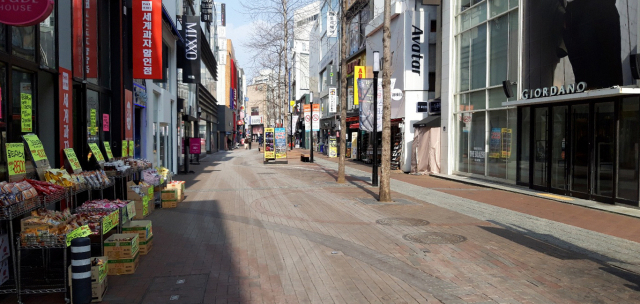 대구에서 신종 코로나바이러스 감염증(코로나19) 확산으로 시민들이 외출·외식을 꺼려 휴일인 22일 대구의 번화가인 동성로가 인적 없이 한산한 모습을 보인다. 연합뉴스