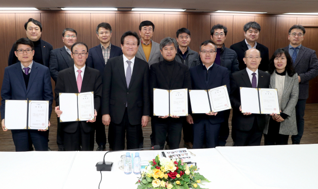 지난 20일 부산 중구 중앙동 팬스타그룹 4층 회의실에서 열린 제14회 세계해양포럼 기획위원회 위촉식에서 공동조직위원장인 김진수(앞줄 왼쪽에서 세 번째) 부산일보 사장이 새롭게 기획위원으로 합류한 각계 전문가들과 함께 기념 사진을 찍고 있다. 정대현 기자 jhyun@