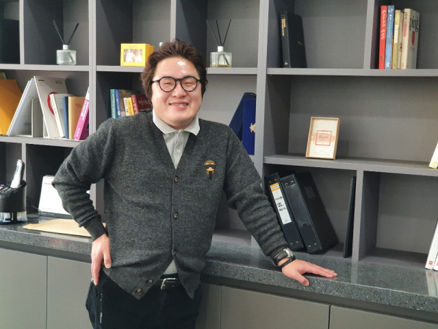 (주)할매손 정용수 대표가 지난 20일 금정구 금사동 할매손 본사에서 회사를 소개하고 있다. 할매손은 어려운 요식업자들의 교육과 전업 지원 등을 위해 별도 공간을 마련하기도 했다. 장병진 기자