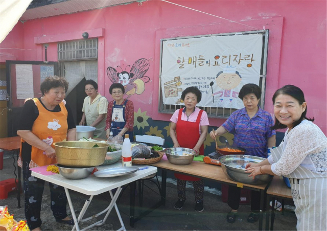 지난해 부산 사하구 반딧불이 3호점에서 시민 향유 프로그램을 진행하는 모습. 부산문화재단 제공