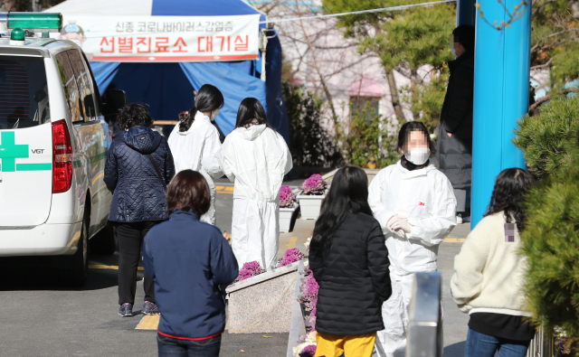 부산지역에서 신종 코로나바이러스 감염증(코로나19) 확진환자가 무더기로 발생한 23일 오전 부산 해운대구 보건소에 마련된 선별진료소를 찾은 시민들이 상담을 받고 있다. 강선배 기자 ksun@