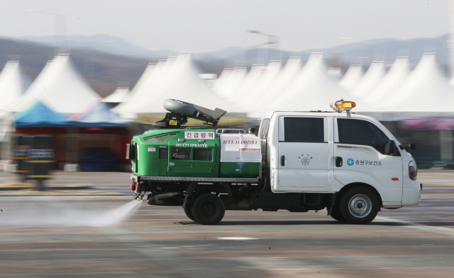 신종 코로나바이러스 감염증(코로나 19) 확산 저지를 위해 휴장한 경기도 성남시 모란시장에서 중원구보건소 방역차가 바닥 소독을 하고 있다. 모란시장이 휴장하기는 2015년 6월 중동호흡기증후군(메르스) 사태 이후 5년 만이다. 모란시장(끝자리 4·9일)에는 평일 5만∼6만명, 휴일 10만명이 찾는다. 연합뉴스