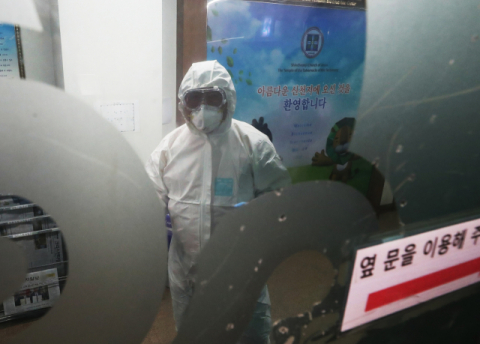 25일 경기도 과천시 별양동 모 쇼핑센터에 있는 신천지예수교회 부속시설에서 경기도 관계자들이 신종 코로나바이러스 감염증(코로나19) 관련 역학조사를 진행하고 있다. 이번 신천지 시설에 대한 진입은 지난 16일 과천 신천지 총회본부에 있는 예배에 참석했던 안양시 거주자가 24일 코로나19 양성으로 확진됨에 따른 조치다. 도는 시설 내부에서 이 환자와 접촉한 신천지 신도의 명단을 포함한 당시 과천예배와 참석한 교인 1만명의 명단과 자료를 확보할 계획이다. 연합뉴스