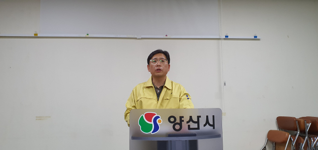 양산시가 26일 코로나19 브리핑을 통해 지역 신천지예수교회 신도에 대한 코로나19 진단검사 의뢰 등을 설명하고 있다. 김태권 기자