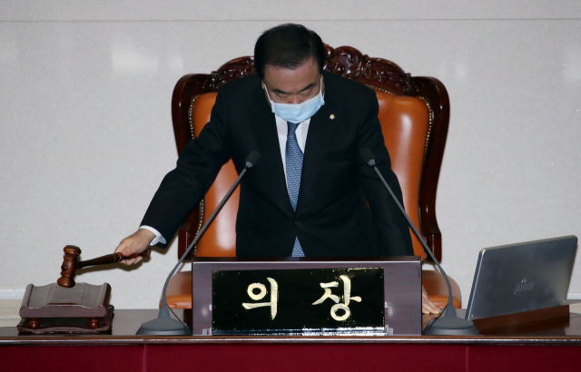 문희상 국회의장이 26일 국회 본회의장에서 열린 본회의에서 의사봉을 두드리고 있다. 연합뉴스.
