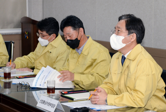 성윤모 산업통상자원부 장관이 26일 오후 코로나19 대응 중인 구미 산업단지공단 대구경북지역본부에서 열린 '대구·경북지역 산업단지 코로나19 대응현황 긴급점검 영상회의'를 주재하고 있다.