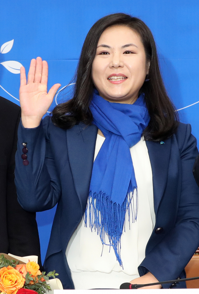 지난달 16일 오전 서울 여의도 국회 더불어민주당 당대표 회의실에서 아홉번째 영입인사인 최지은 세계은행 선임 이코노미스트가 기념촬영을 하고 있다. 연합뉴스