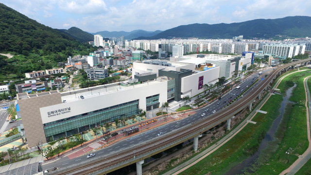 김해4번 확진자가 지난 22일 근무한 것으로 확인된 신세계백화점 김해점이 27일 휴점 조치했다. 신세계백화점 전경.