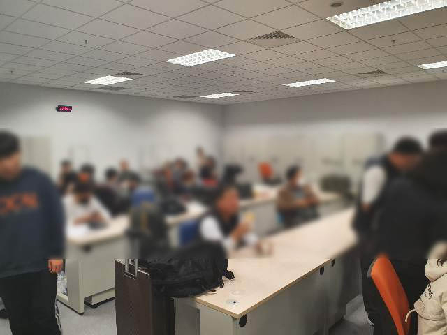 지난 28일 인천에서 베트남 하노이 공항으로 입국한 한국민 71명이 29일에도 공항 안에 격리돼 있다. 이들은 신종 코로나바이러스 감염증이 급증한 대구·경북과 무관해 자가격리 대상이지만 이틀째 강제격리된 상태다. 연합뉴스