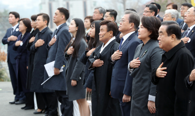 문재인 대통령이 1일 종로구 배화여고에서 열린 3.1절 기념식에서 국민의례를 하고 있다. 왼쪽부터 이인영 더불어민주당 원내대표, 심상정 정의당 대표, 김정화 민생당 대표, 황교안 미래통합당 대표, 오세훈 배화여고 교장, 신나영·윤수인 배화여고 학생, 김원웅 광복회장, 문 대통령, 김정숙 여사, 문희상 국회의장, 김명수 대법원장. 연합뉴스
