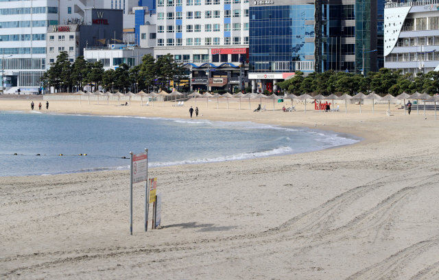 1일 부산 광안리해수욕장 백사장이 관광객의 발길이 끊겨 한산한 모습을 보이고 있다. 김경현 기자 view@